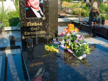 Купити вертикальні гранітні пам'ятники | GraniTrade